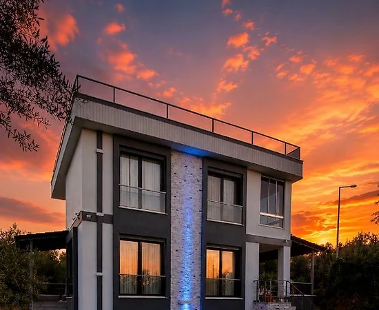 Balıkesir Edremit'de Denize Yakın, 12 Kişilik, Modern Villa - 1