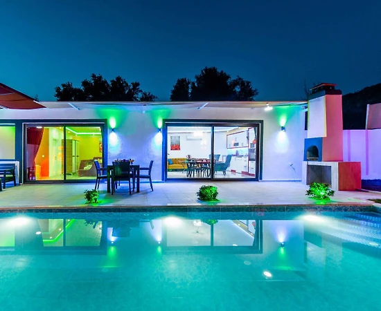 Kalkan Üzümlü'de Geniş Bahçeli, Özel Havuzlu, Jakuzili Balayı Villası - 1