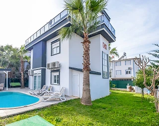 Serik Kadriye'de Konforlu Tasarıma Sahip, Özel Havuzlu, Şık Villa - 1