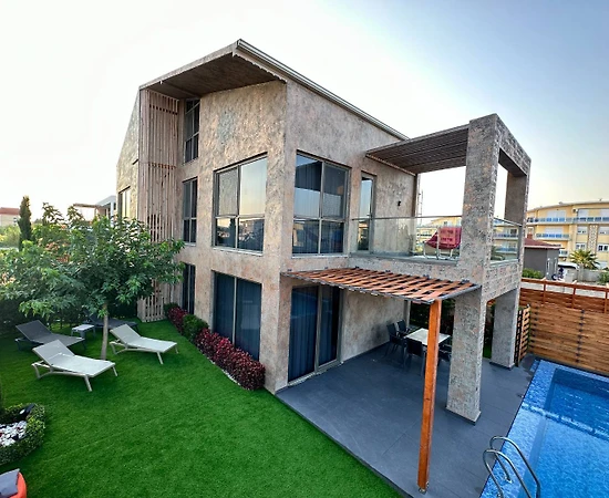 Antalya Serik'te Çocuk Oyun Alanlı, Özel Havuzlu, Saunalı Kiralık Villa - 1