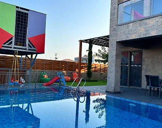 Antalya Serik'te Çocuk Oyun Alanlı, Özel Havuzlu, Saunalı Şık Villa - 2