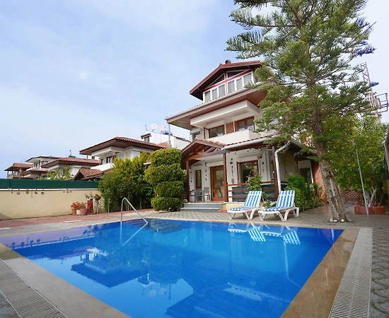 Serik Kadriye'de Geniş Bahçe İçerisinde, Özel Havuzlu, Konforlu Villa - 1