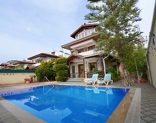 Serik Kadriye'de Geniş Bahçe İçerisinde, Özel Havuzlu, Konforlu Villa - 1