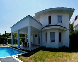 Sapanca'da Göl Manzaralı, Geniş Bahçeli, Isıtmalı Havuzlu, Şık Villa - 2