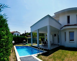 Sapanca'da Göl Manzaralı, Geniş Bahçeli, Isıtmalı Havuzlu, Kiralık Villa - 2