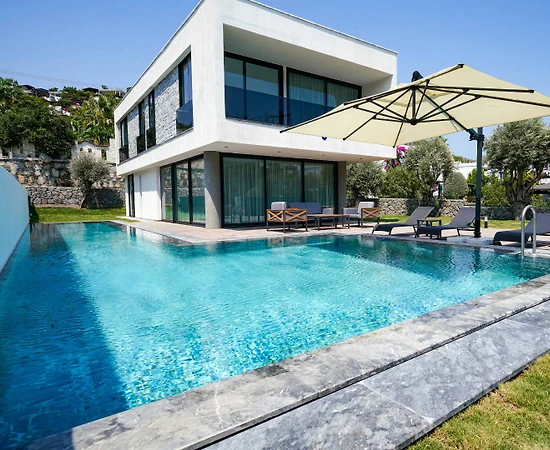 Bodrum Akyarlar'da Geniş Bahçe İçerisinde, Özel Havuzlu, Modern Villa - 1