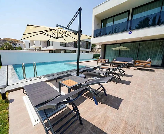 Bodrum Akyarlar'da Denize Yakın Konumda, Özel Havuzlu, Bahçeli Villa - 1