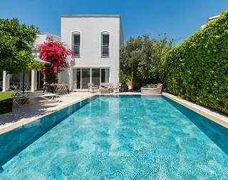 Bodrum Eskiçeşme'de Merkezi Konumda, Özel Havuzlu, Bahçeli Villa - 1