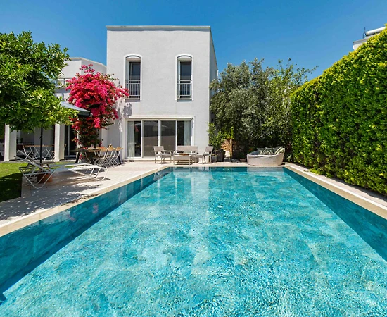 Bodrum Eskiçeşme'de Merkezi Konumda, Özel Havuzlu, Bahçeli Villa - 1