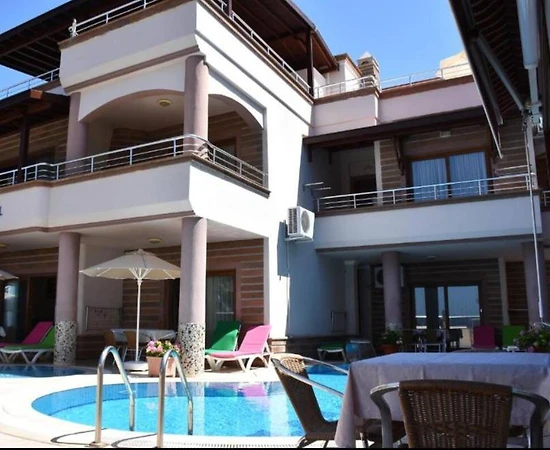 Muğla Bodrum'da Denize Sıfır, Ortak Havuzlu, Modern Ev - 1