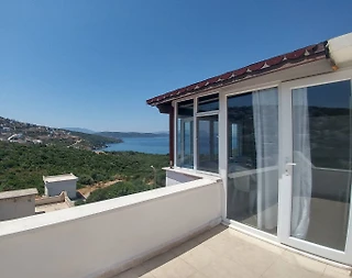 Milas Boğaziçi'nde Özel Plajlı Sitede, Manzaralı, 4+1 Villa - 2