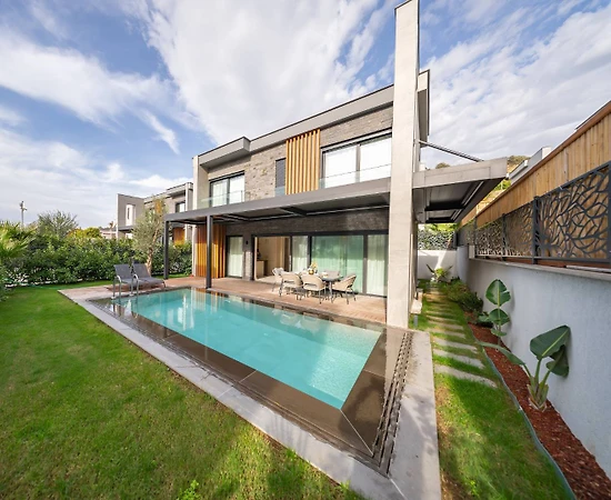 Muğla Bodrum'da Geniş Bahçeli, Özel Havuzlu, Lüks Villa - 1