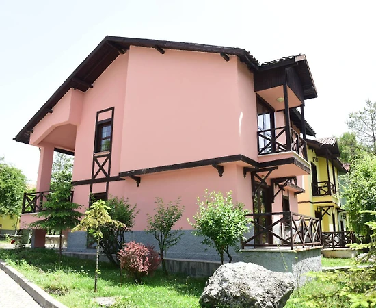 Bolu Abant'ta Balayı Çiftlerine Uygun, Ortak Havuzlu, Olanaklı Villa - 1