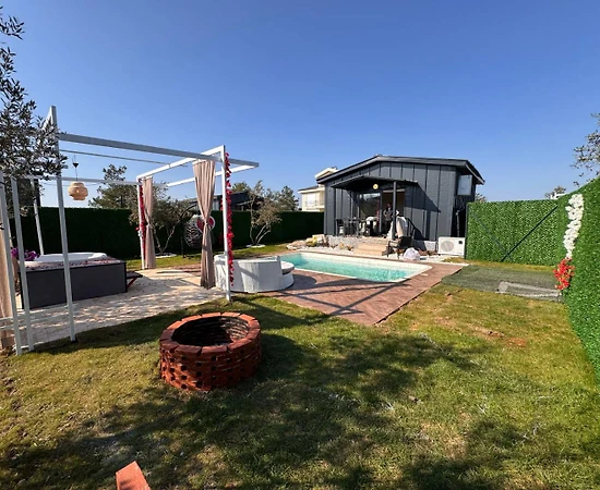 Antalya Döşemaltı'nda Yemyeşil Bahçeli, Özel Havuzlu, Konforlu Tiny House - 1