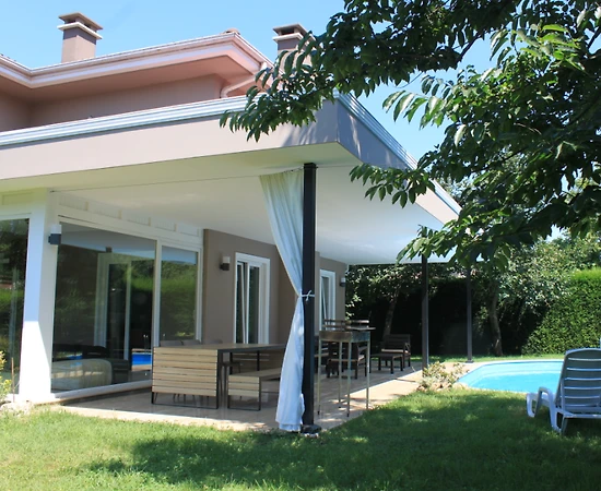 Sapanca Kırkpınar'da Yemyeşil Bahçeli, Özel Havuzlu, Modern Villa - 1
