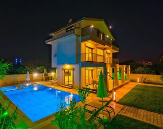 Fethiye'de Merkezi Konumda, Geniş Bahçeli, Özel Havuzlu, Lüks Villa - 2