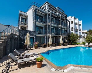 Bodrum Gümbet'te Havuz Manzaralı, Denize Yakın, Kiralık Suit - 1