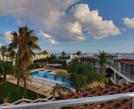 Kıbrıs İskele’de Tesis İçerisinde, Ortak Havuzlu, Modern Daire - 1