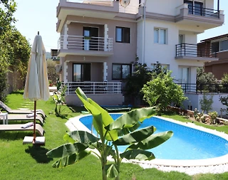 İzmir Güzelbahçe'de Yemyeşil Bahçeli, Özel Havuzlu, Orman İçinde Villa - 1