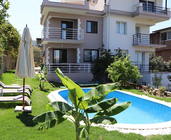 İzmir Güzelbahçe'de Yemyeşil Bahçeli, Özel Havuzlu, Orman İçinde Villa - 1