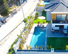 İzmir Çeşme'de Merkezi Konumda, Özel Havuzlu, Lüks Villa - 2