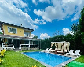 Sapanca'da Yemyeşil Bahçe İçerisinde, Özel Havuzlu, Kiralık Villa - 2