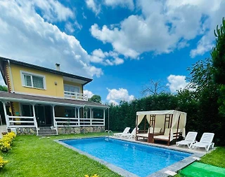 Sapanca'da Yemyeşil Bahçe İçerisinde, Özel Havuzlu, Kiralık Villa - 2