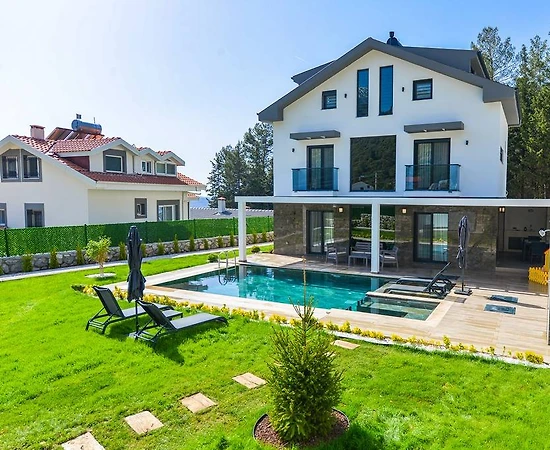 Fethiye Ölüdeniz'de Geniş Bahçeli, Özel Havuzlu, Kiralık Villa - 1