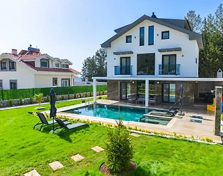 Fethiye Ölüdeniz'de Geniş Bahçeli, Özel Havuzlu, Kiralık Villa - 1
