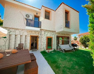 Çeşme Alaçatı'da Geniş Ailelere Uygun, Özel Havuzlu, Kiralık Villa - 1