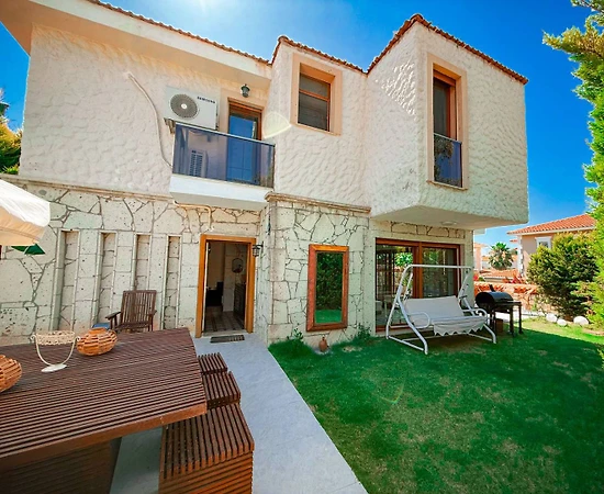 Çeşme Alaçatı'da Geniş Ailelere Uygun, Özel Havuzlu, Kiralık Villa - 1