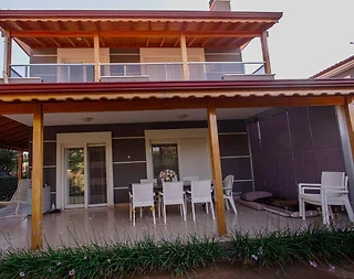 Çeşme Alaçatı'da Geniş Alanlara Sahip, Bahçeli, Merkezi Villa - 1