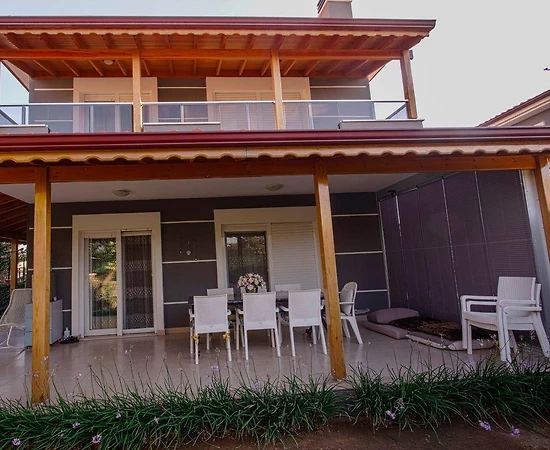 Çeşme Alaçatı'da Geniş Alanlara Sahip, Bahçeli, Merkezi Villa - 1