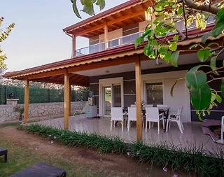 Çeşme Alaçatı'da Geniş Alanlara Sahip, Bahçeli, Merkezi Villa - 2