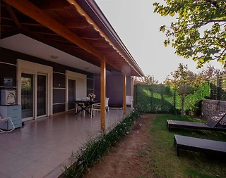 Çeşme Alaçatı'da Geniş Alanlara Sahip, Bahçeli, Merkezi Villa - 3
