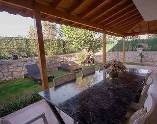 Çeşme Alaçatı'da Geniş Alanlara Sahip, Bahçeli, Merkezi Villa - 5