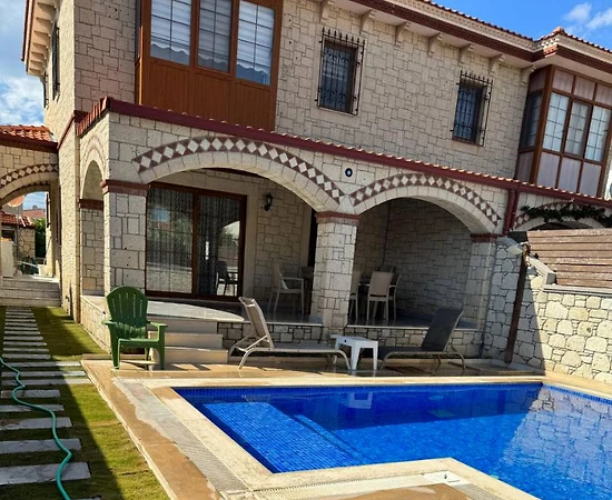 Çeşme Alaçatı'da Kalabalık Ailelere Uygun, Özel Havuzlu, Kiralık Villa - 1