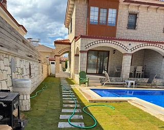 Çeşme Alaçatı'da Kalabalık Ailelere Uygun, Özel Havuzlu, Kiralık Villa - 2