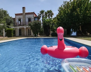 Çeşme Alaçatı'da Merkezi Konumda, Ortak Havuzlu, Konforlu Villa - 1