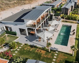 Çeşme Altınkum'da Modern Tasarımlı, Ortak Havuzlu, 2+1 Tiny House  - 2