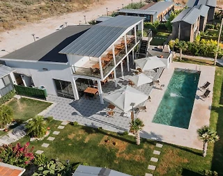 Çeşme Altınkum'da Modern Tasarımlı, Ortak Havuzlu, 2+1 Tiny House  - 2