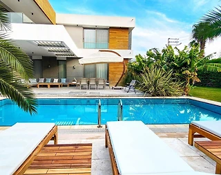 Çeşme Çakabey'de Yemyeşil Bahçeli, Özel Havuzlu, Kiralık Villa - 1