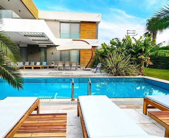 Çeşme Çakabey'de Yemyeşil Bahçeli, Özel Havuzlu, Kiralık Villa - 1