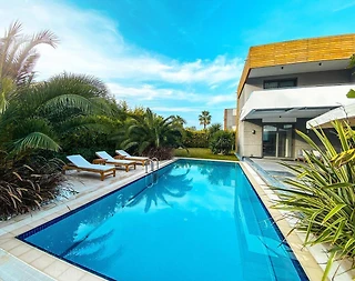 Çeşme Çakabey'de Yemyeşil Bahçeli, Özel Havuzlu, Kiralık Villa - 2