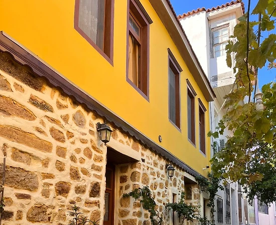 İzmir Çeşme'de Merkezi Konumda, Konforlu Tasarımlı, Dubleks Ev - 1