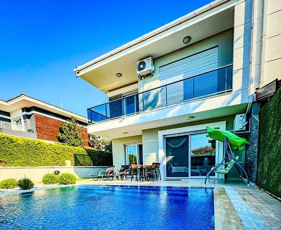 Çeşme Çiftlik'te Geniş Ailelere Uygun, Özel Havuzlu, Lüks Villa - 1