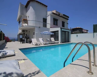 Çeşme Çiftlik'te Kalabalık Ailelere Uygun, Özel Havuzlu, Modern Villa - 1