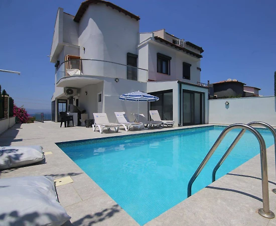 Çeşme Çiftlik'te Kalabalık Ailelere Uygun, Özel Havuzlu, Modern Villa - 1