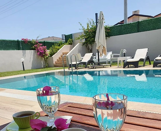 Çeşme Ali Bostan Plajına Yakın, Özel Havuzlu, Bahçeli, Konforlu Villa - 1