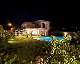 Çeşme Ilıca'da Merkezi Konumda, Özel Havuzlu, Geniş Bahçeli Villa - 2